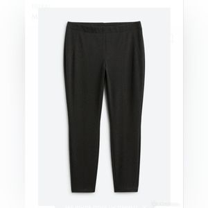 Black Pull-On Skinny Pant.